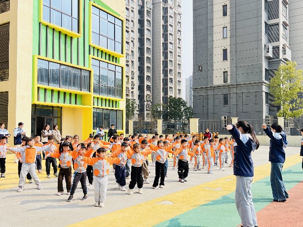 海恒教育公司各幼兒園開展早操觀摩活動-照片.jpg